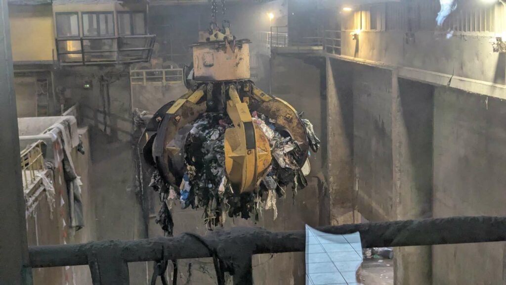 Le grappin de l'incinérateur peut capturer jusqu'à 2 tonnes d'ordures