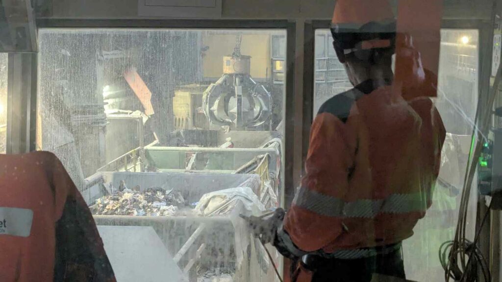 L'opérateur du grappin en pleine action