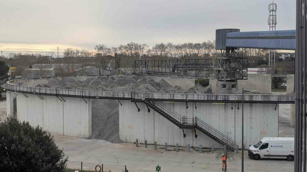Le mâchefer est un résidu solide dur provenant de divers matériaux chauffés à hautes