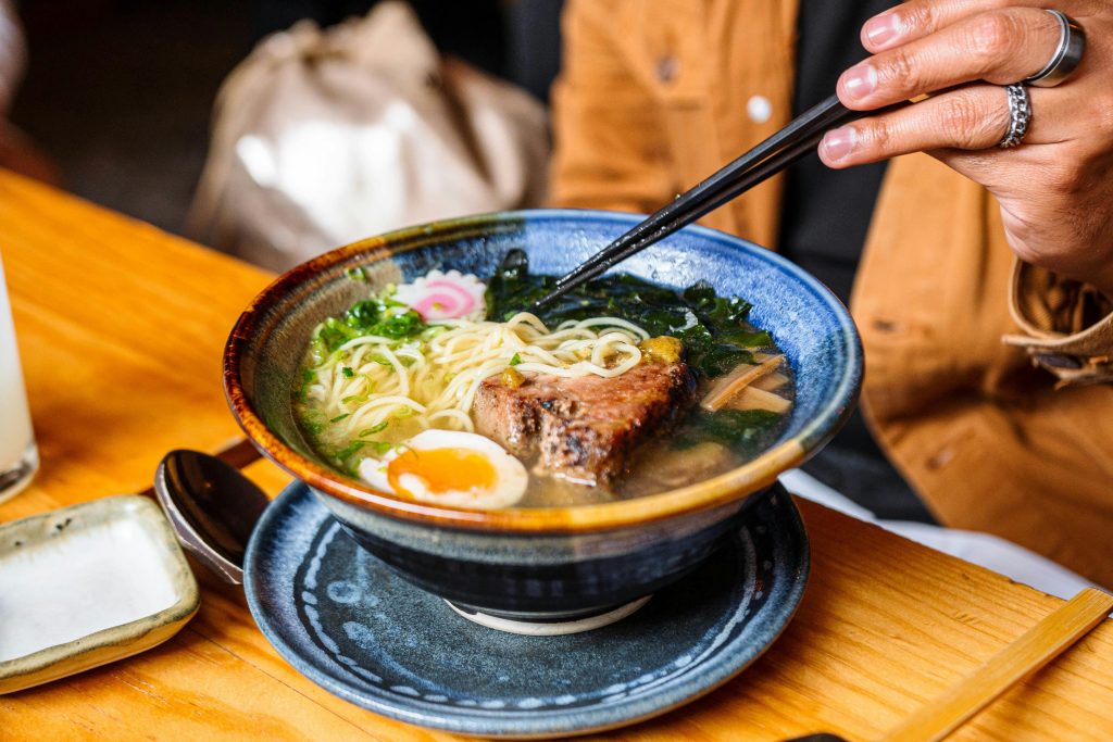 Mono produit en cuisine : nouvelle tendance qui cartonne : ramen, smash burgers, etc.